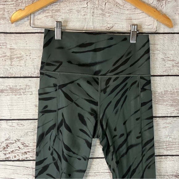 Athleta Salutation Stash Pocket LL 7/8 Tight Leggings in Zebra - Picture 4 of 9